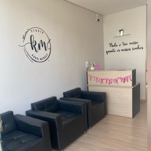 Recepção do studio com a marca na parede