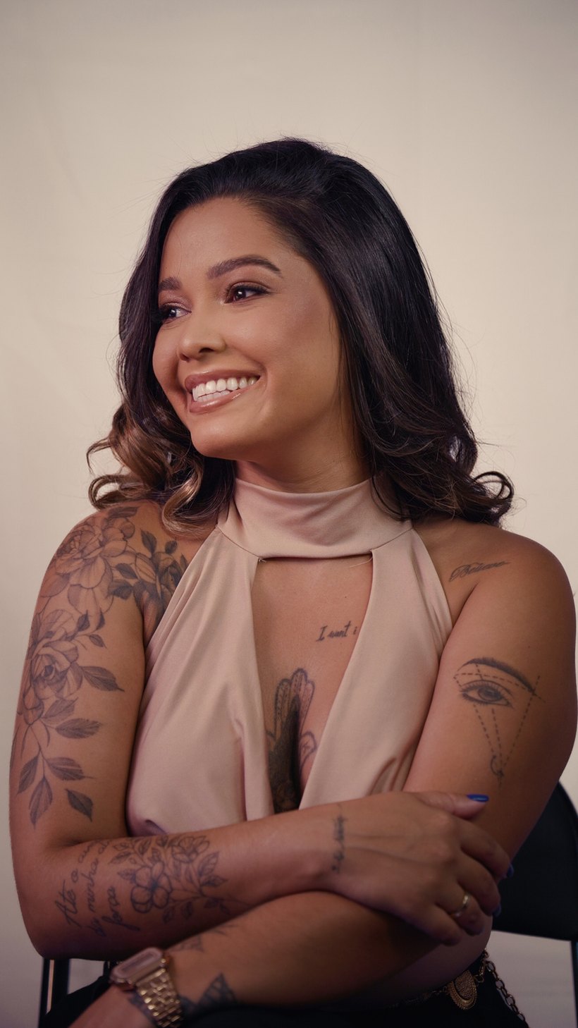 Karol Mendes no studio